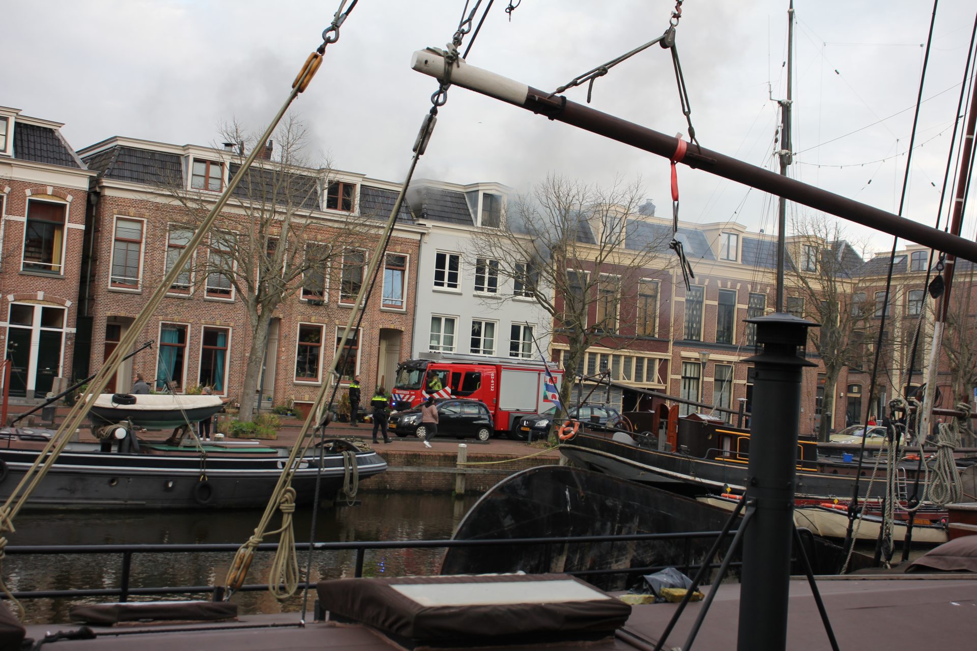 Forse brand op bovenverdieping woning in centrum Leeuwarden