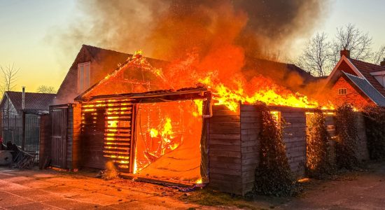 Felle brand legt garage in de as in Opeinde