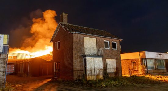 Grote uitslaande brand op de Omloop in Drachten