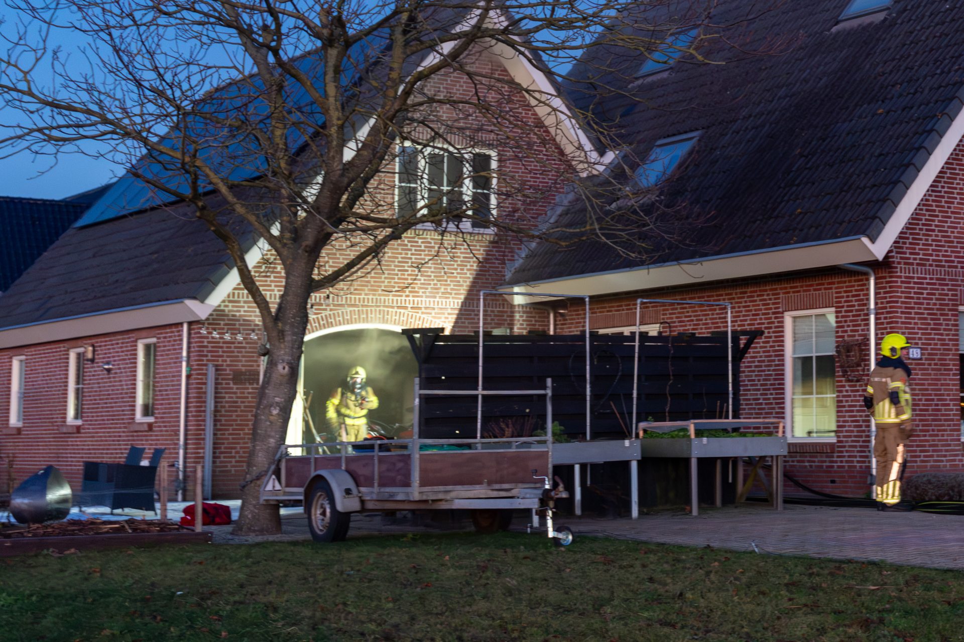 Garagebrand door oliebollenbakken in Frieschepalen