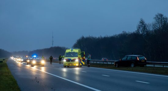 Auto belandt in vangrail op de A7 bij Kortehemmen