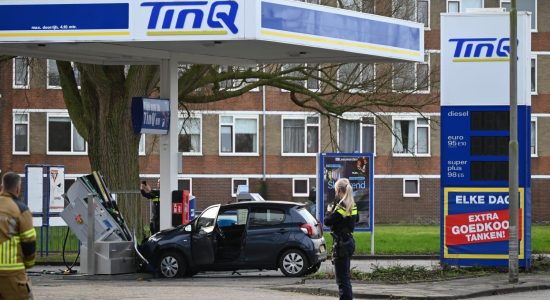 Automobiliste aangehouden na botsing tegen benzinepomp in Leeuwarden