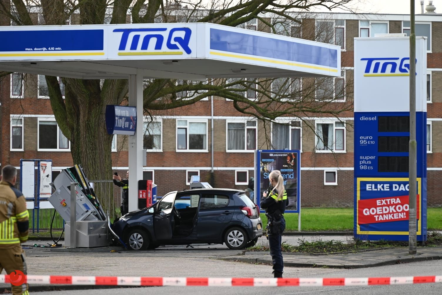 Automobiliste aangehouden na botsing tegen benzinepomp in Leeuwarden