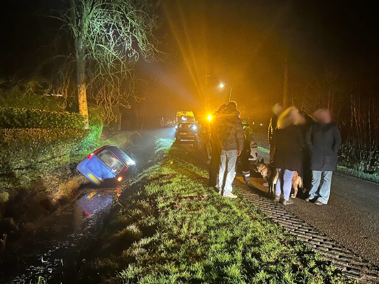 Dronken automobilist gewond bij auto te water in Jubbega