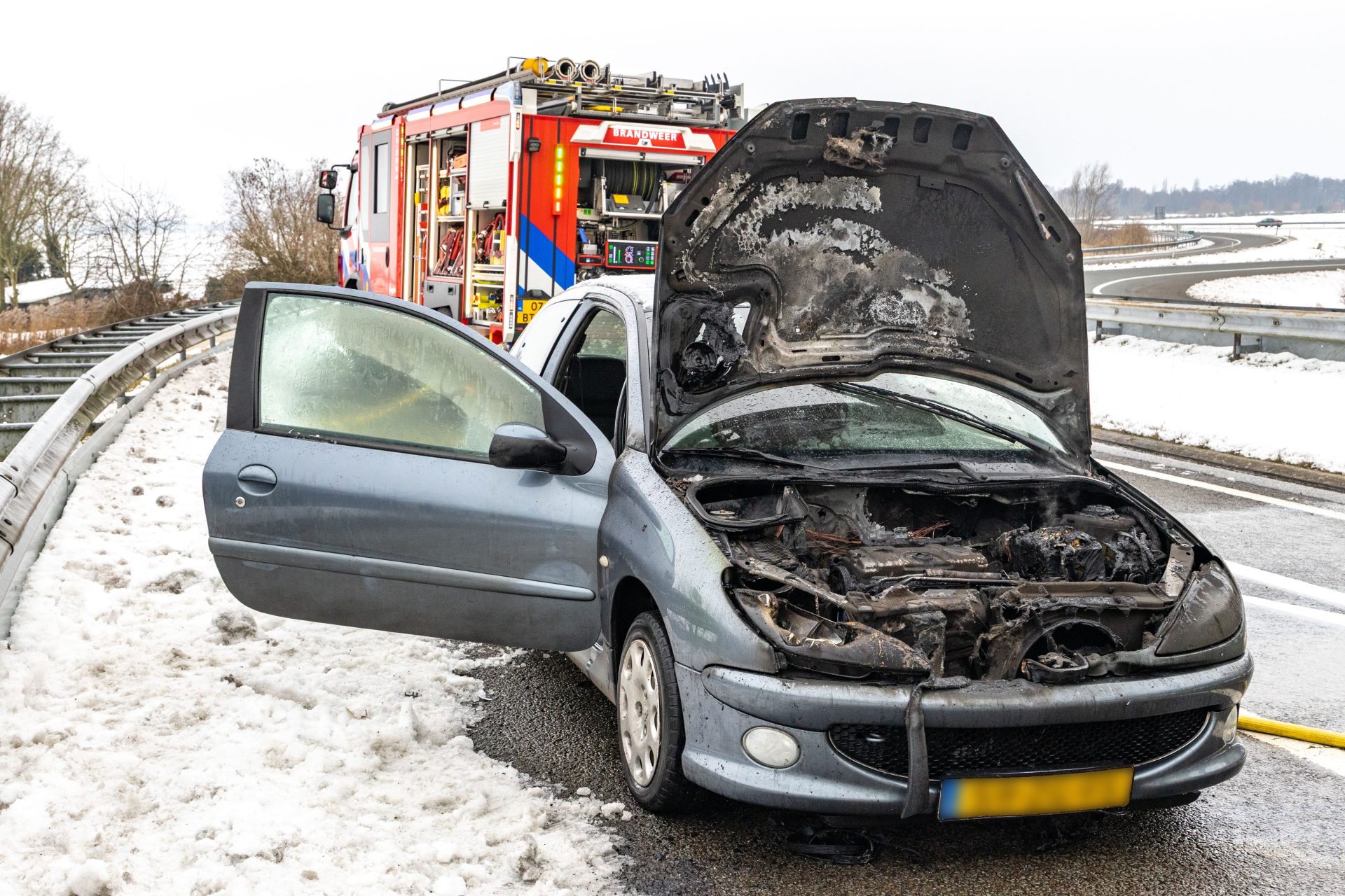 Auto beschadigd door brand op afrit A6