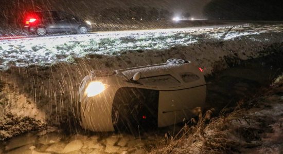 Auto glijdt de sloot in bij Marsum: Code geel tot dinsdag