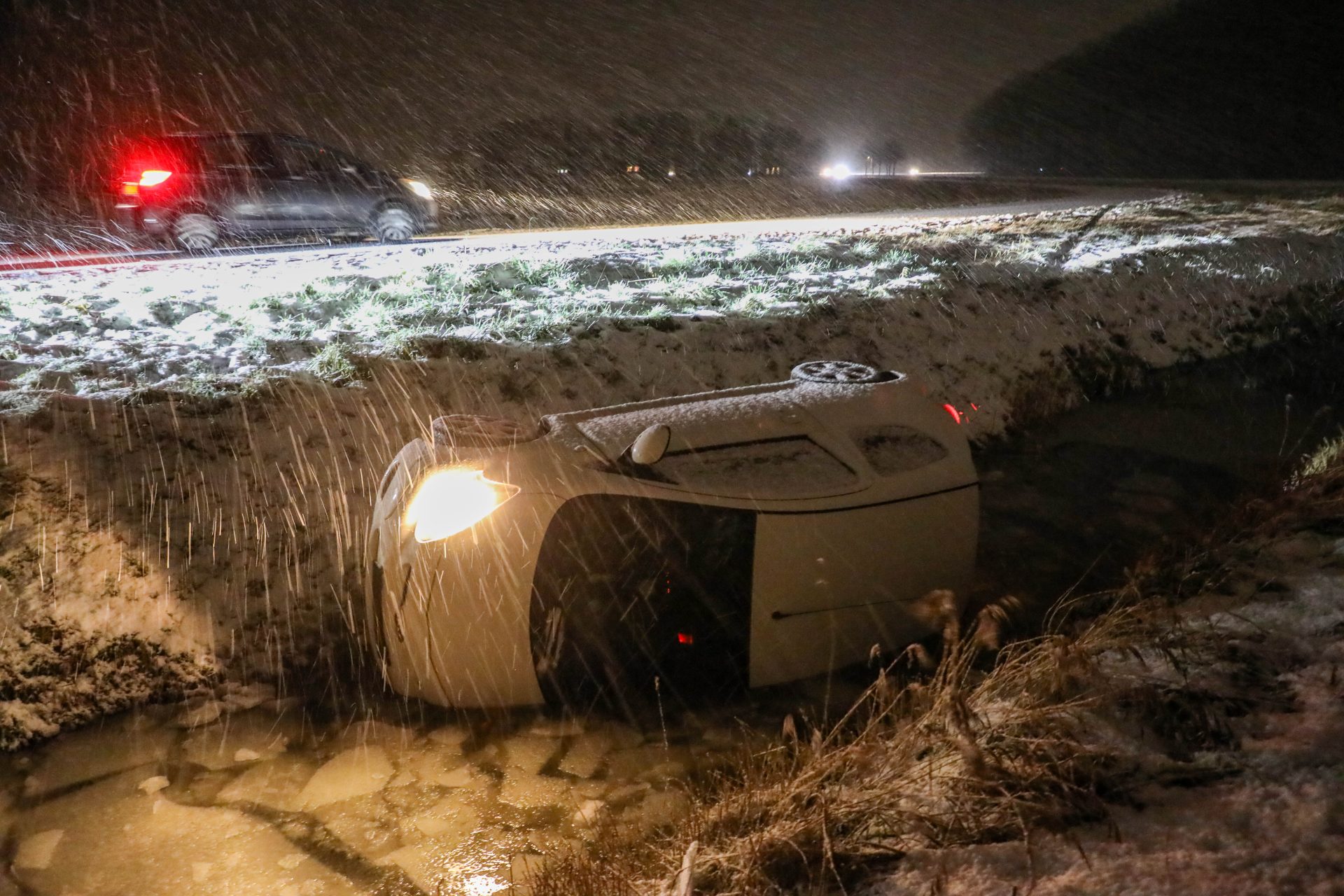 Auto glijdt de sloot in bij Marssum: Code geel tot dinsdag