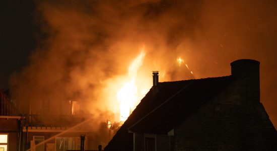 Grote uitslaande brand verwoest pand in historische binnenstad van Leeuwarden