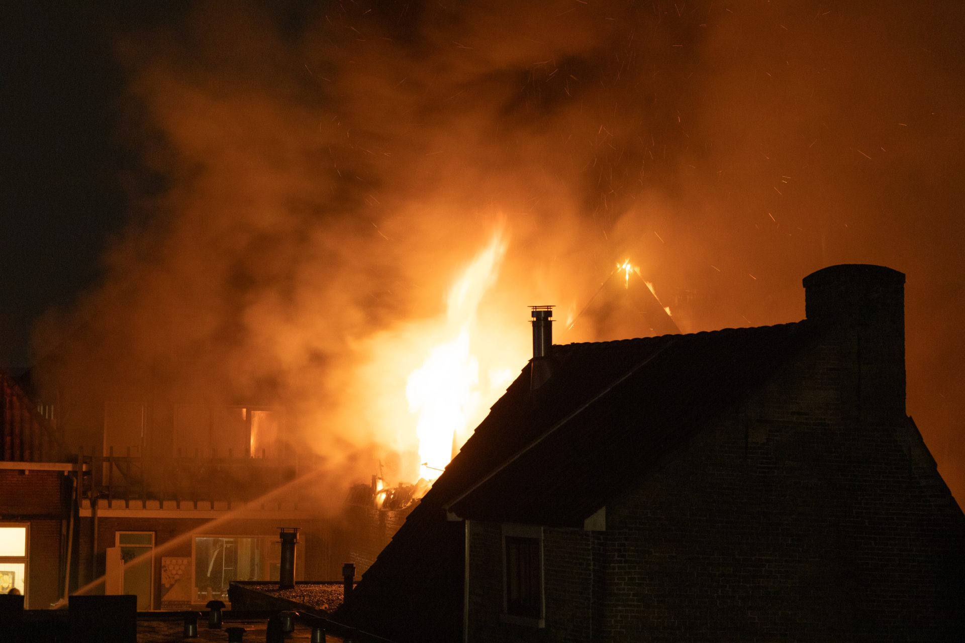 Grote uitslaande brand verwoest pand in historische binnenstad van Leeuwarden
