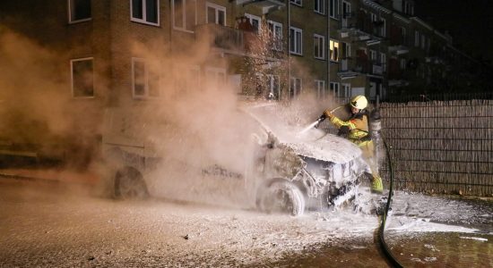 Geparkeerd bestelbusje in brand in Leeuwarden