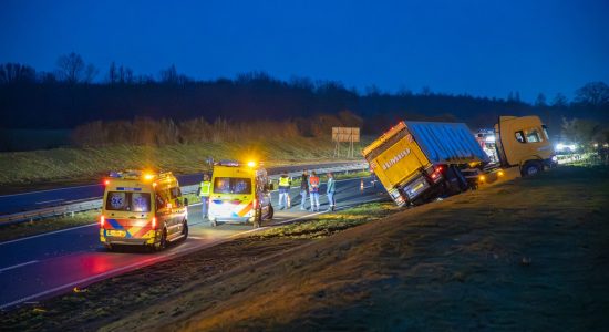 Vrachtwagen raakt van de weg bij ongeval op de Centrale As bij Feanwâlden