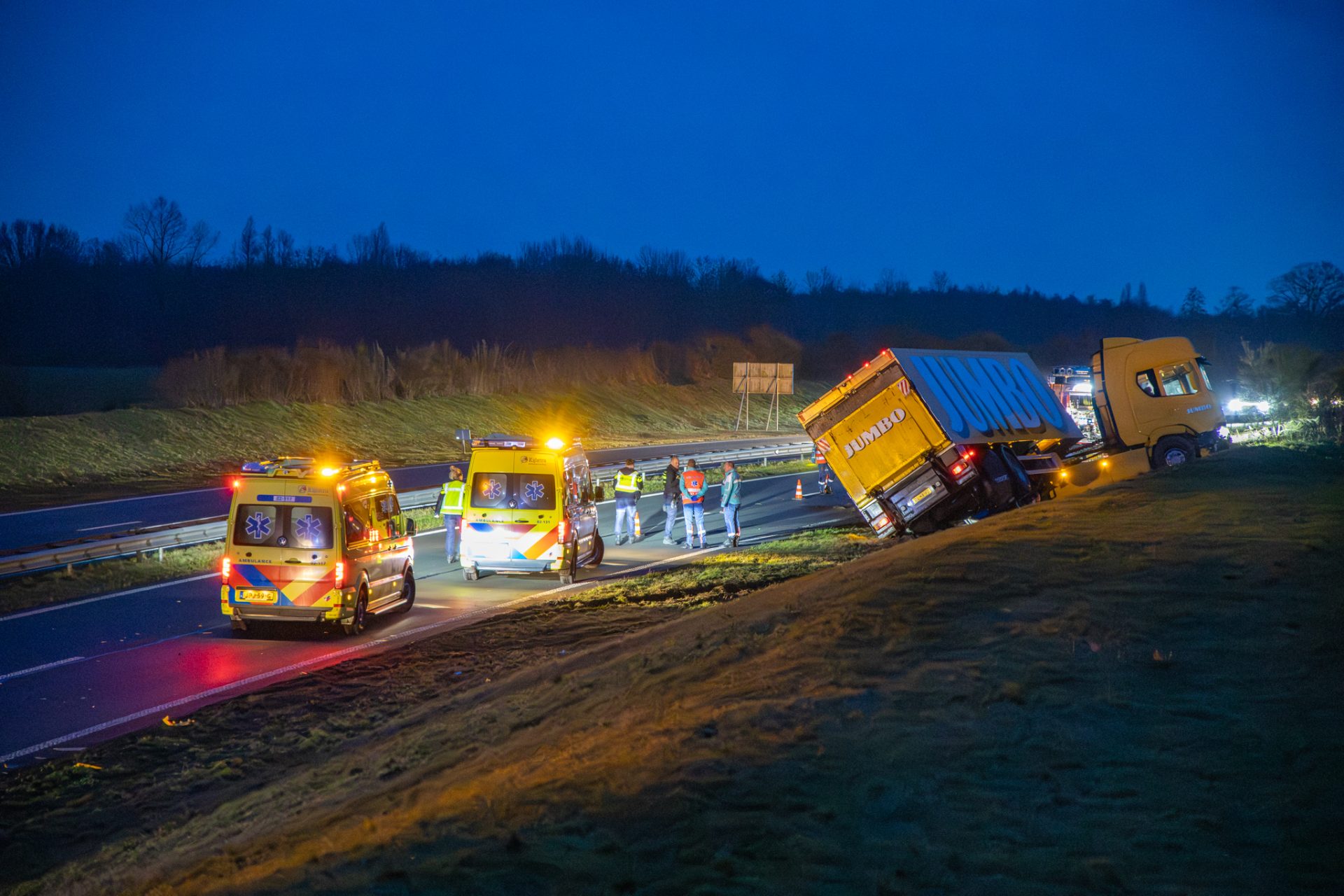 Vrachtwagen raakt van de weg bij ongeval op de Centrale As bij Feanwâlden