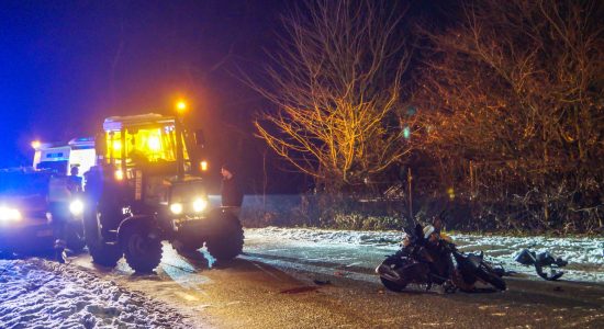 Scooterrijder ernstig gewond na botsing met tractor in Twijzelerheid