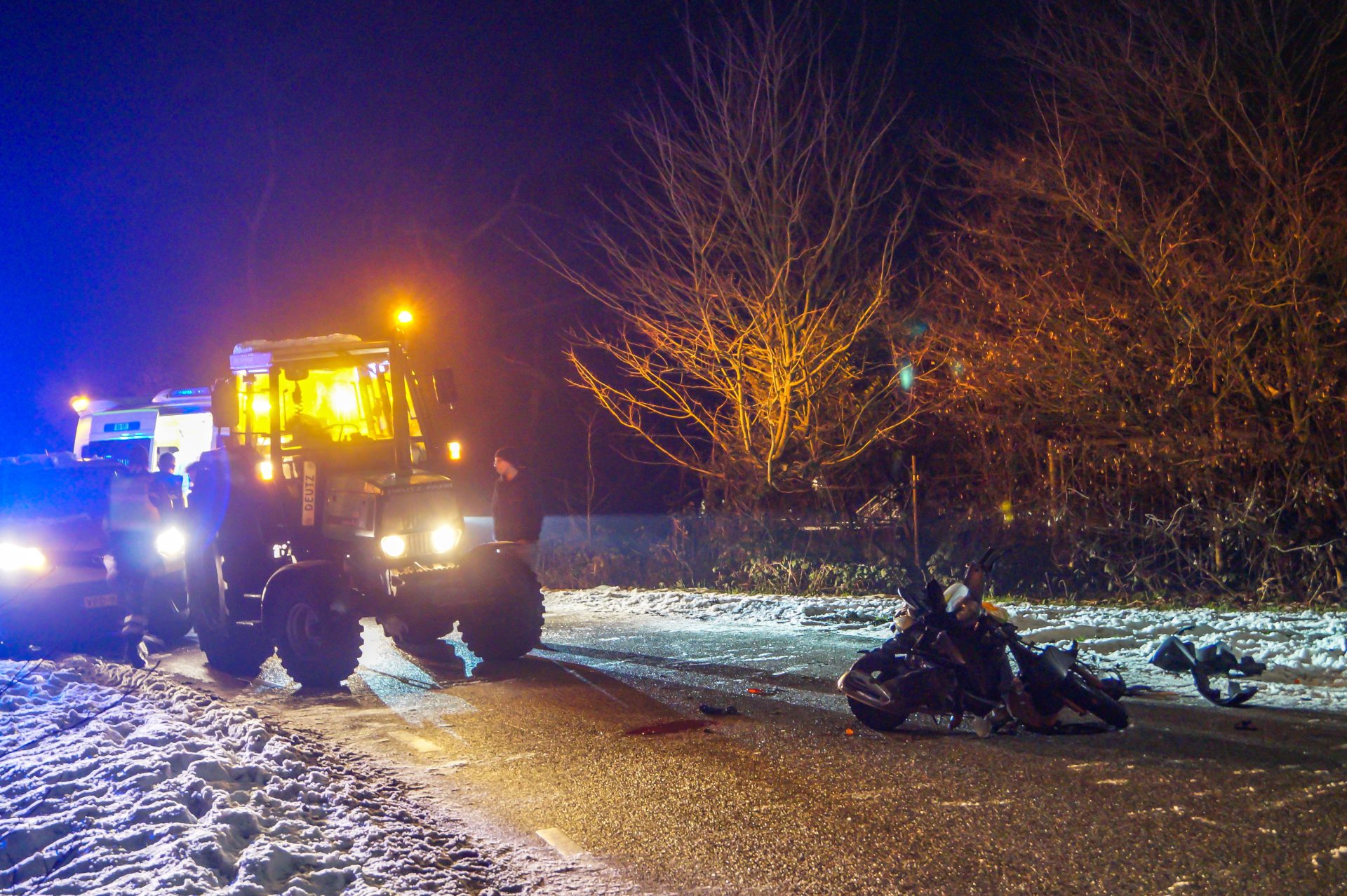 Scooterrijder ernstig gewond na botsing met tractor in Twijzelerheid