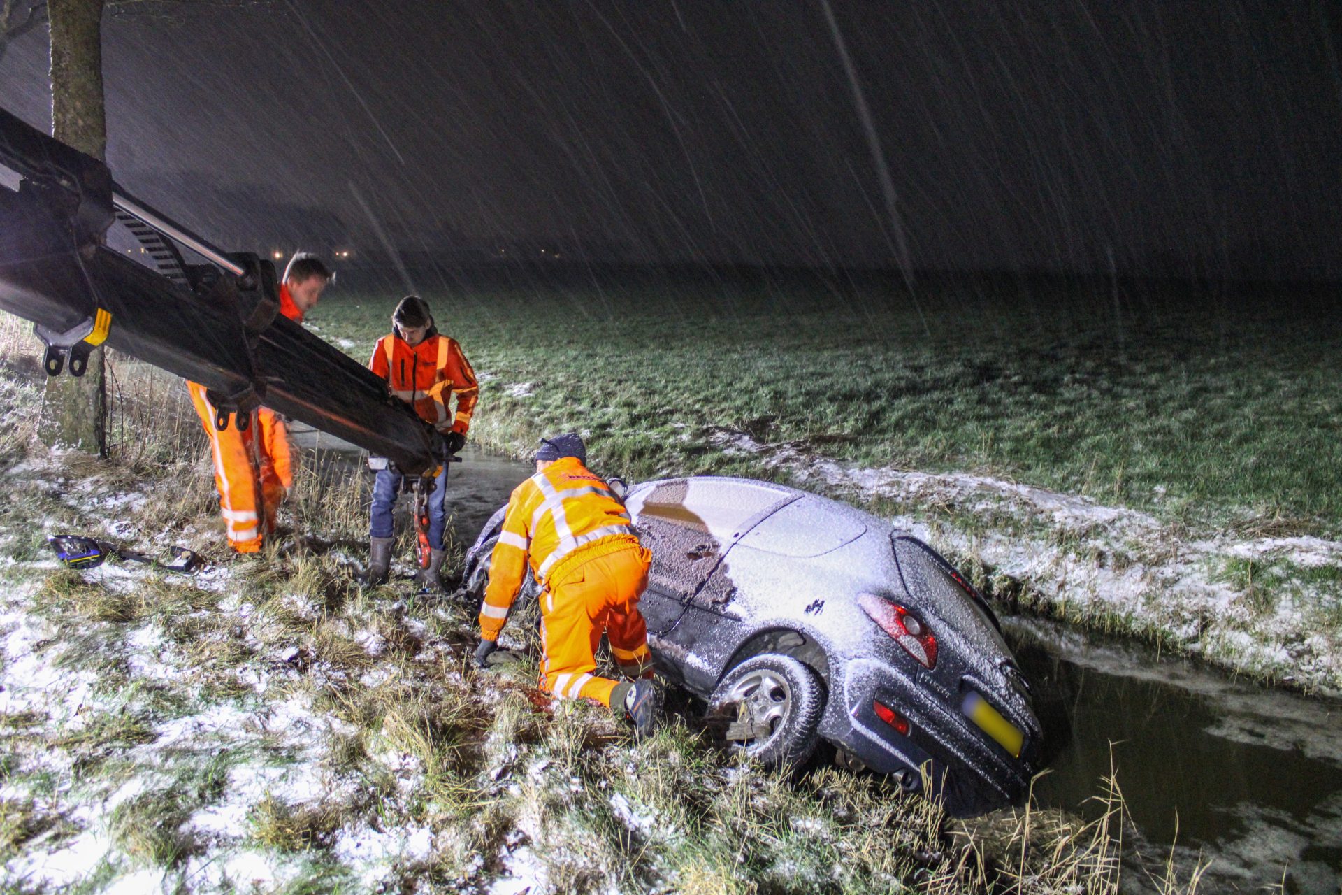 Auto belandt door gladheid in de sloot bij Winsum