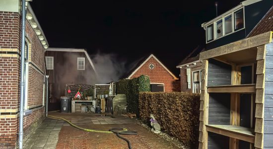 Brand slaat over naar schuur in Aldwald
