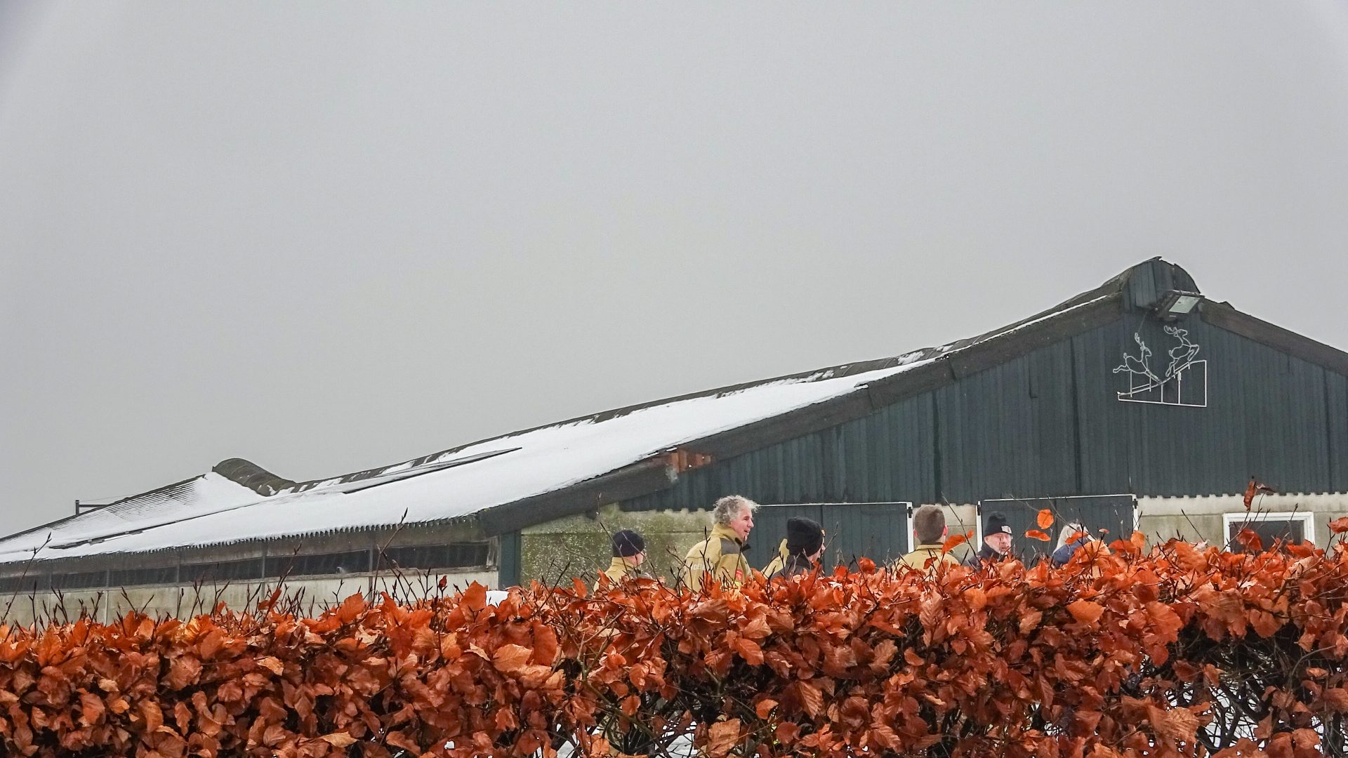 Dak van loods op instorten door sneeuw in Ryptsjerk