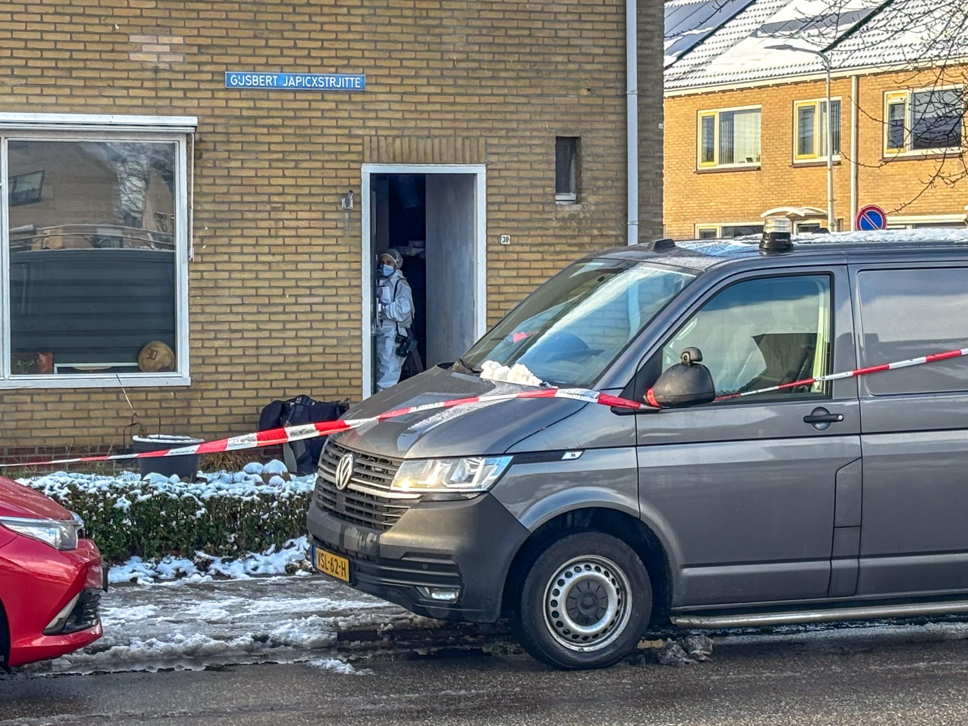 Overleden kind aangetroffen in woning: moeder aangehouden