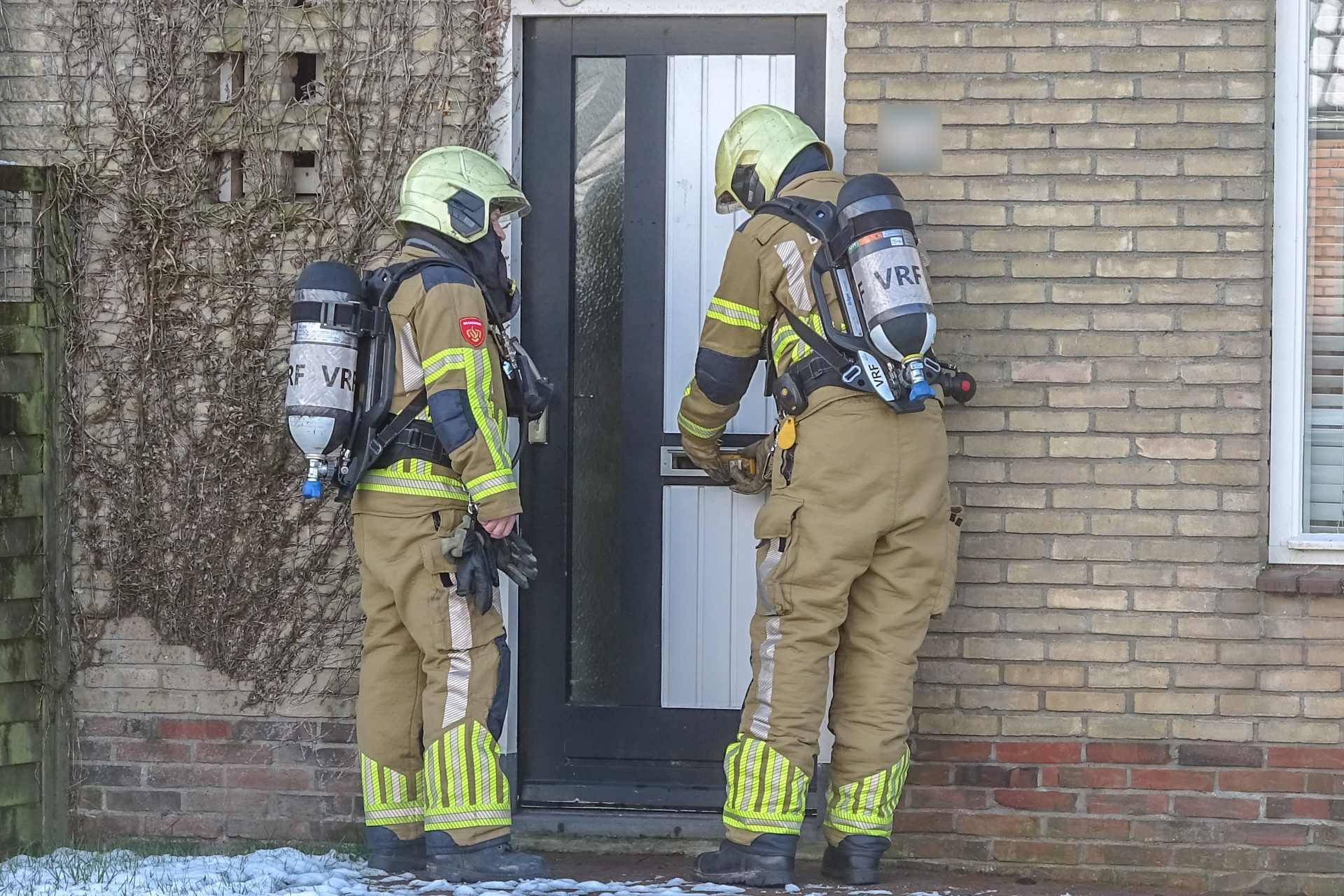 Brandweer verricht metingen na melding gaslucht Dokkum