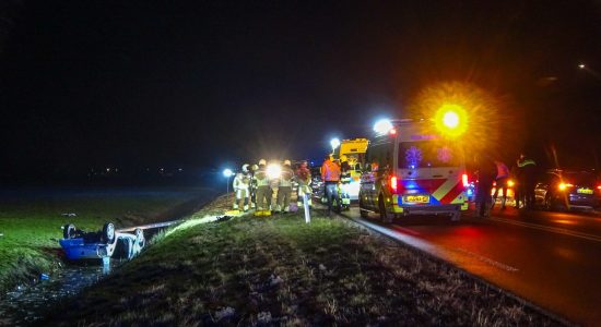 Auto belandt op de kop in sloot na botsing op N361 Rinsumageast