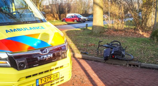 Fietser gewond bij botsing met bestelbus in Buitenpost