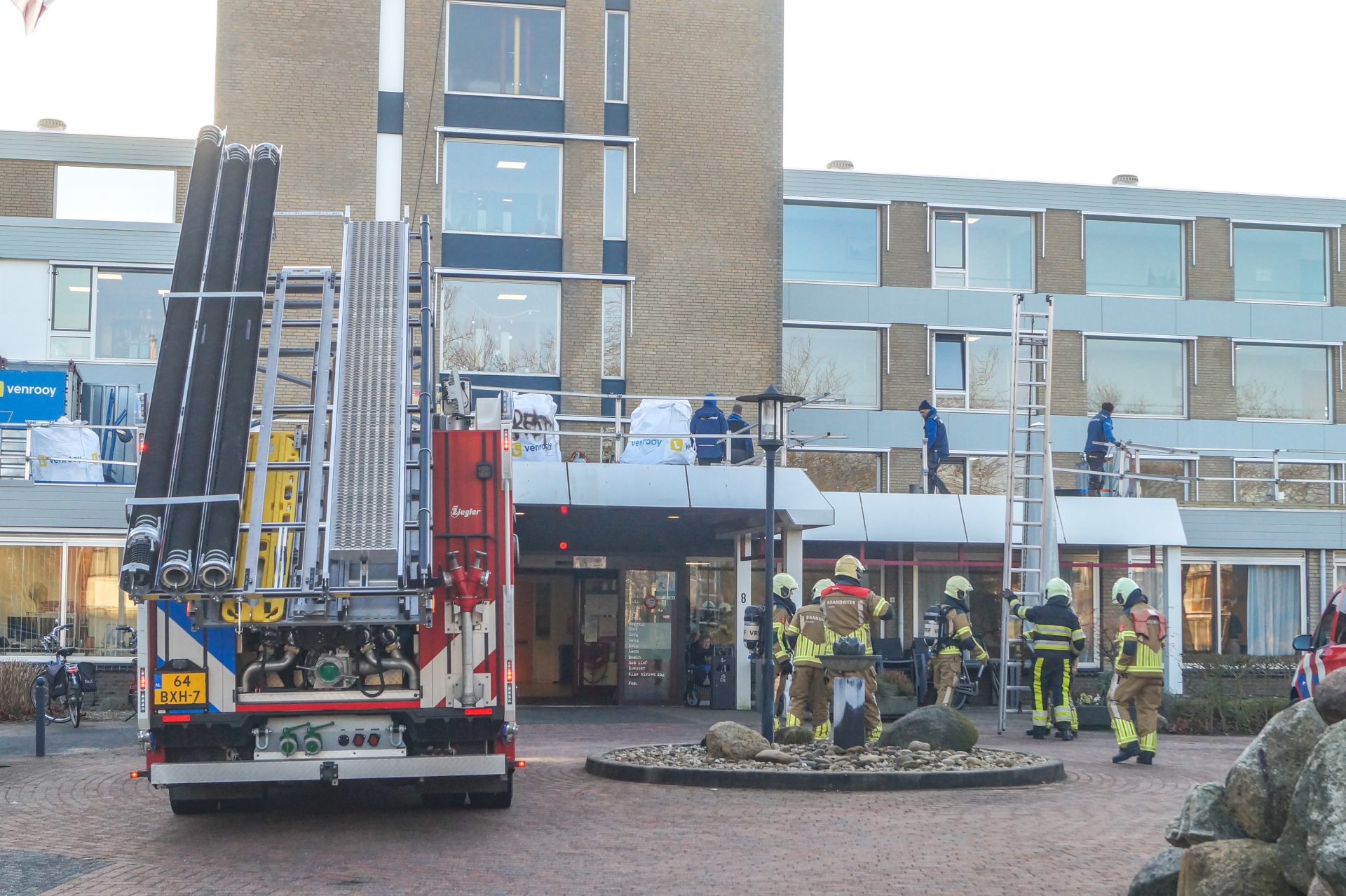 Brand op dak van woonzorgcentrum Buitenpost
