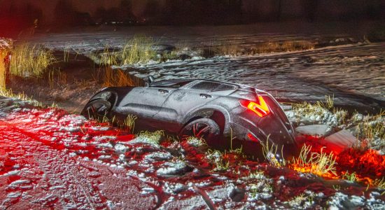 Auto’s te water tijdens winterweer in Kollumersweach en Hoornsterzwaag