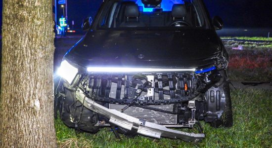 Auto en vrachtwagen in botsing op N357 Hijum