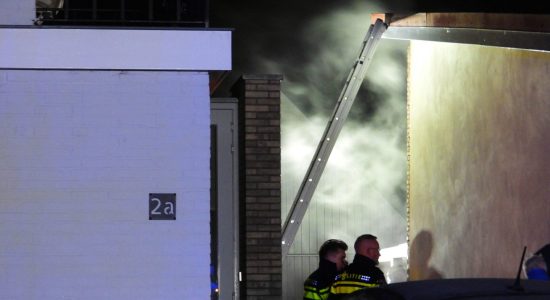 Brand in container slaat over op woning Surhuisterveen