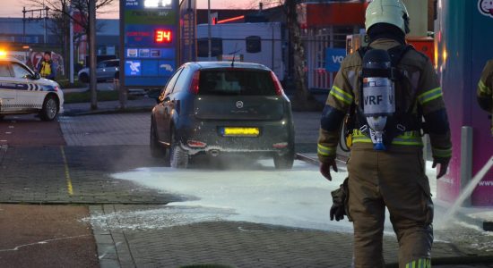 Brandweer dekt benzine af na lekkage bij pompstation Leeuwarden