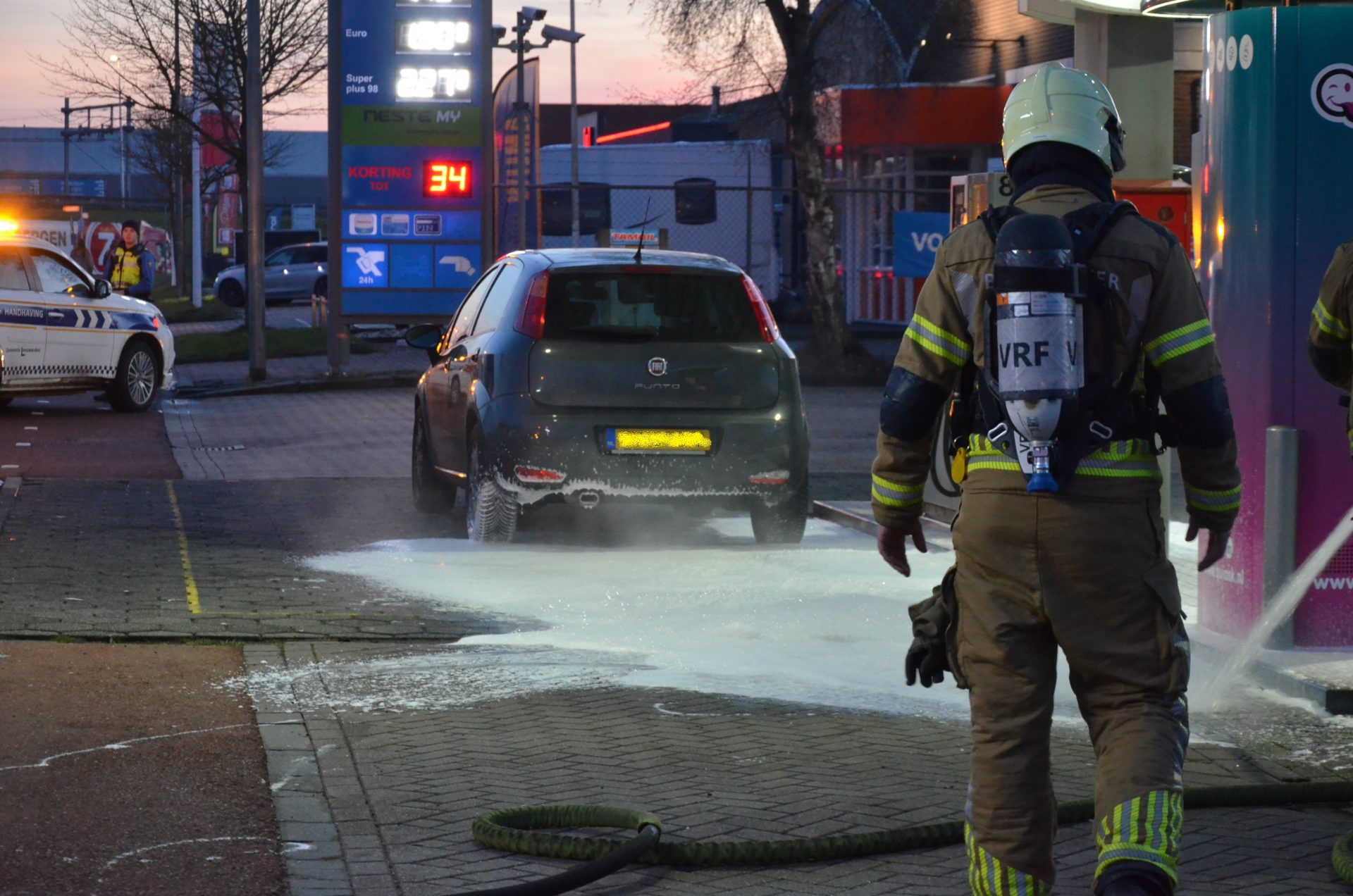 Brandweer dekt benzine af na lekkage bij pompstation Leeuwarden