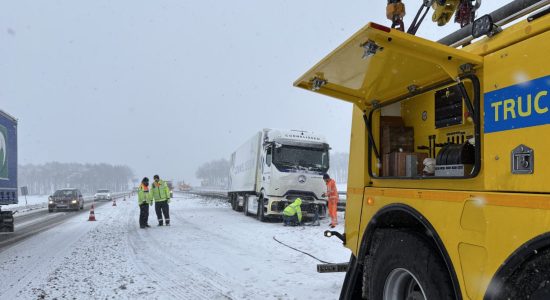 Liveblog sneeuw zorgt voor problemen op de weg in Fryslan