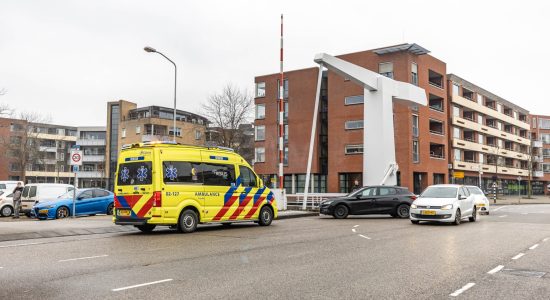Fietser ernstig gewond na botsing met bestelauto Heerenveen