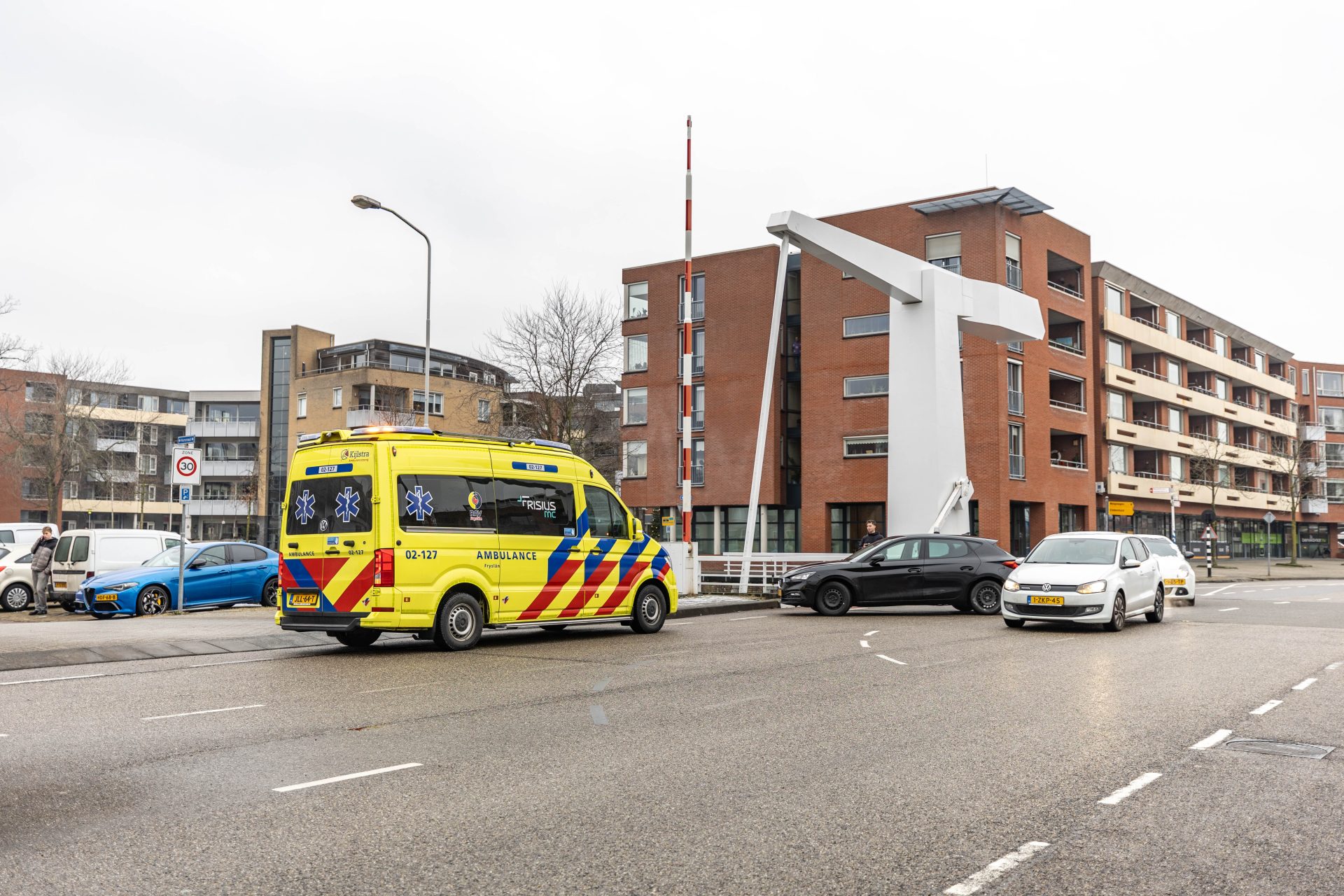 Fietser ernstig gewond na botsing met bestelauto Heerenveen