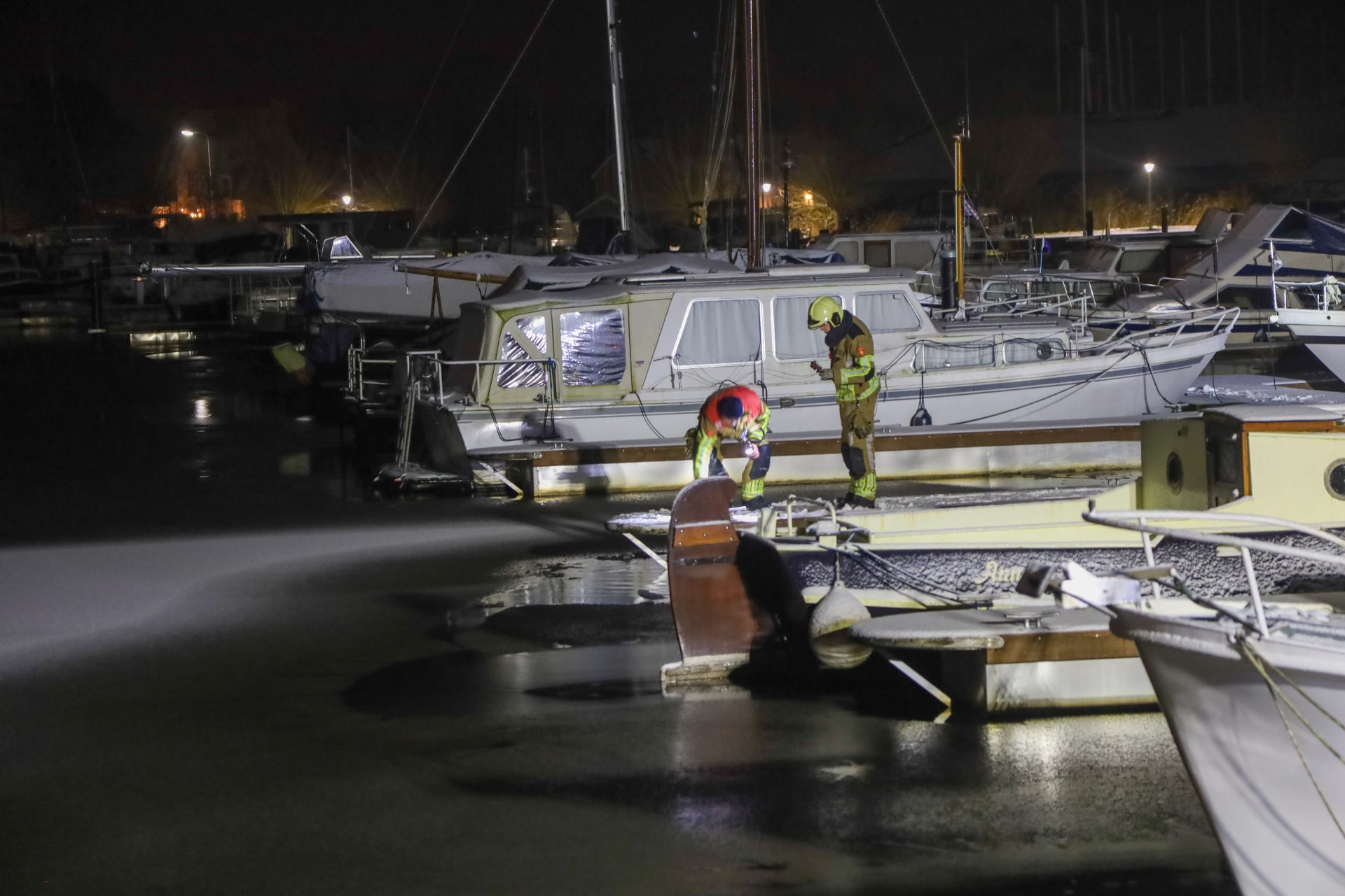 Hond zakt door het ijs in Drachten