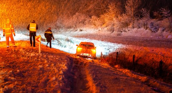 Auto belandt in greppel Donkerbroek