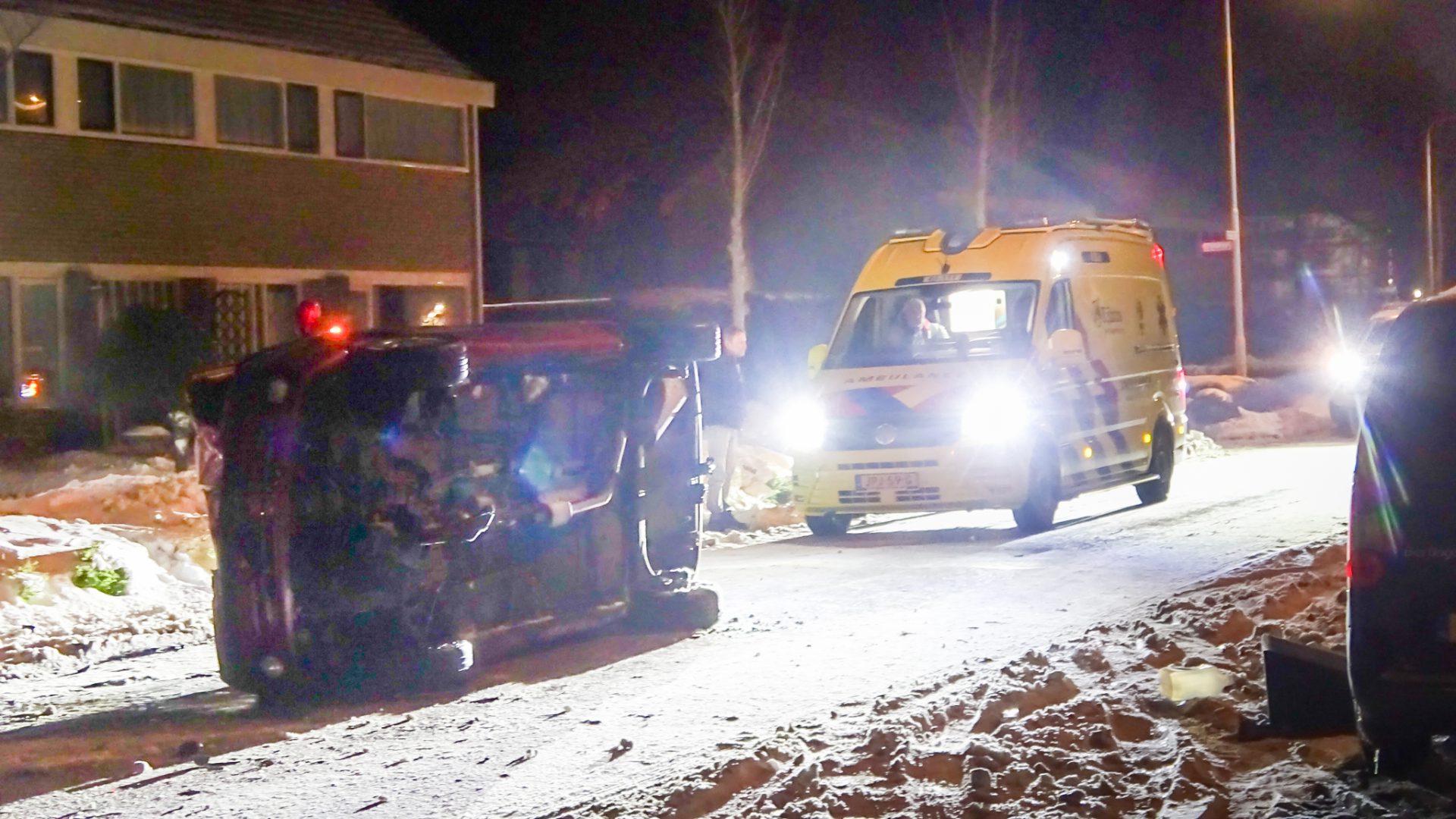 Auto belandt op zijkant na botsing met lantaarnpaal in Dokkum