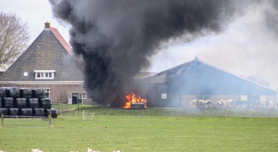 Tractor verwoest door brand in Tjerkwerd