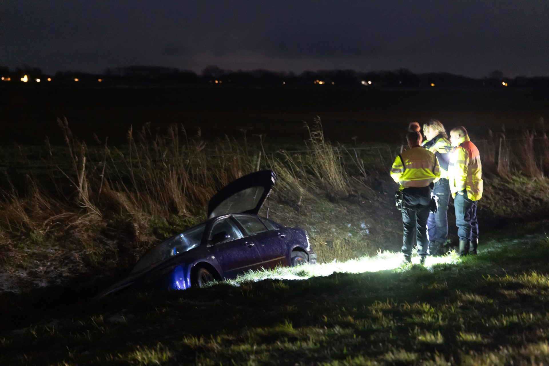 Auto in sloot naast A7 door plaatselijke sneeuwbui