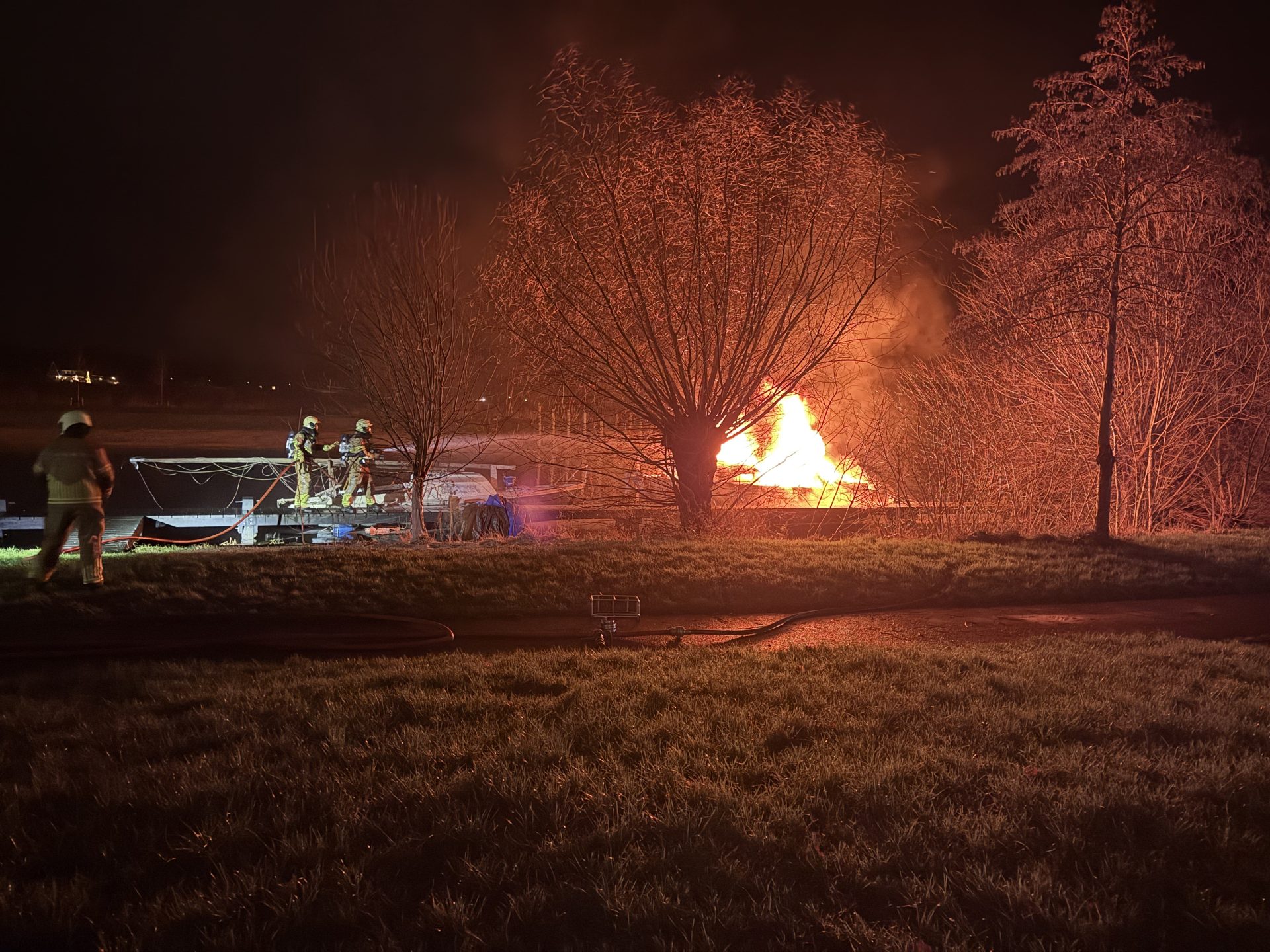 Boot verwoest door brand in Leeuwarden