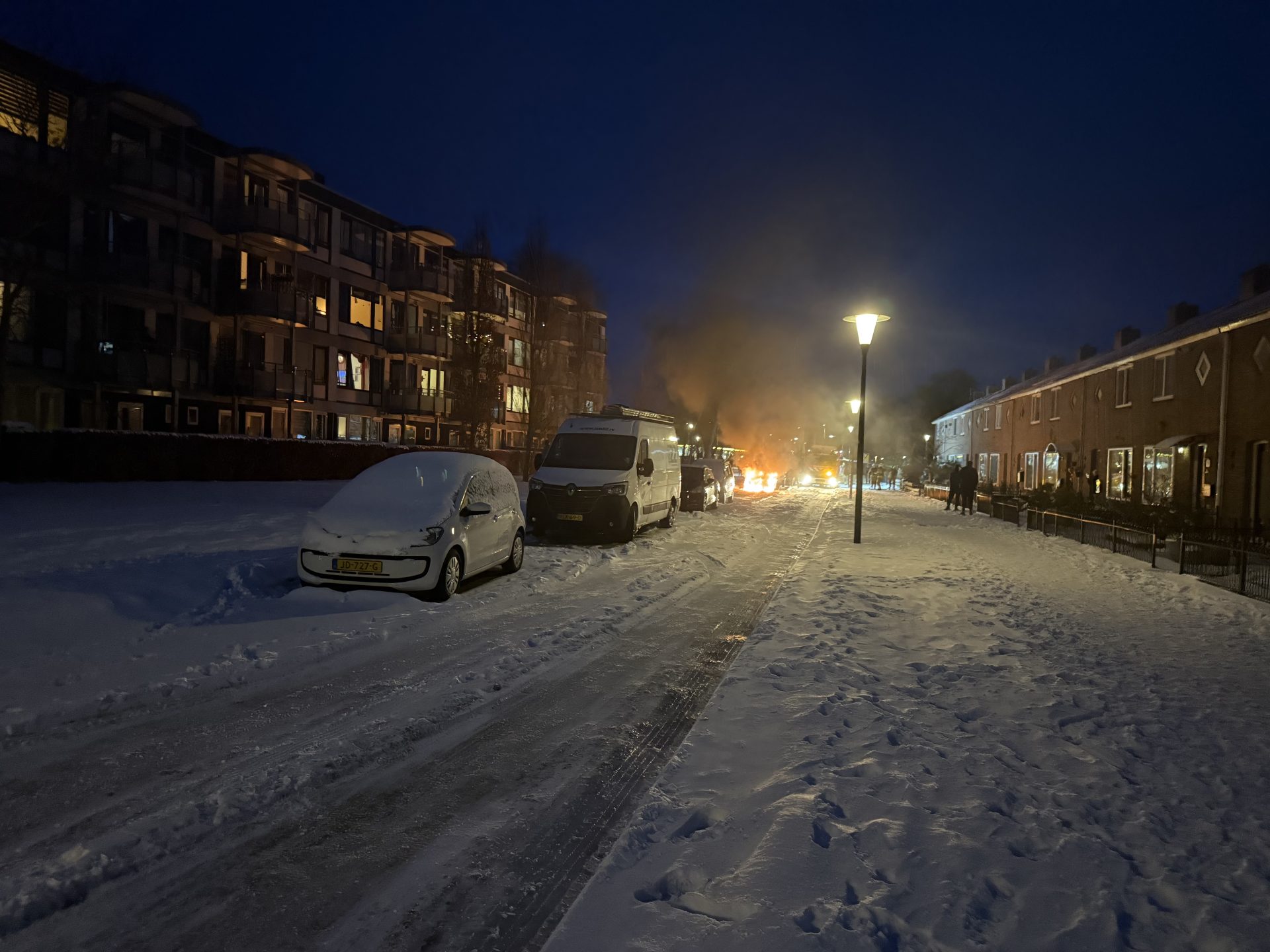 Geparkeerde auto in lichterlaaie in Leeuwarden