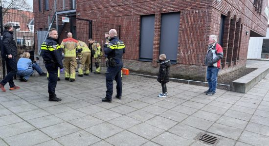 Jongen vast in hekwerk op schoolplein in Leeuwarden