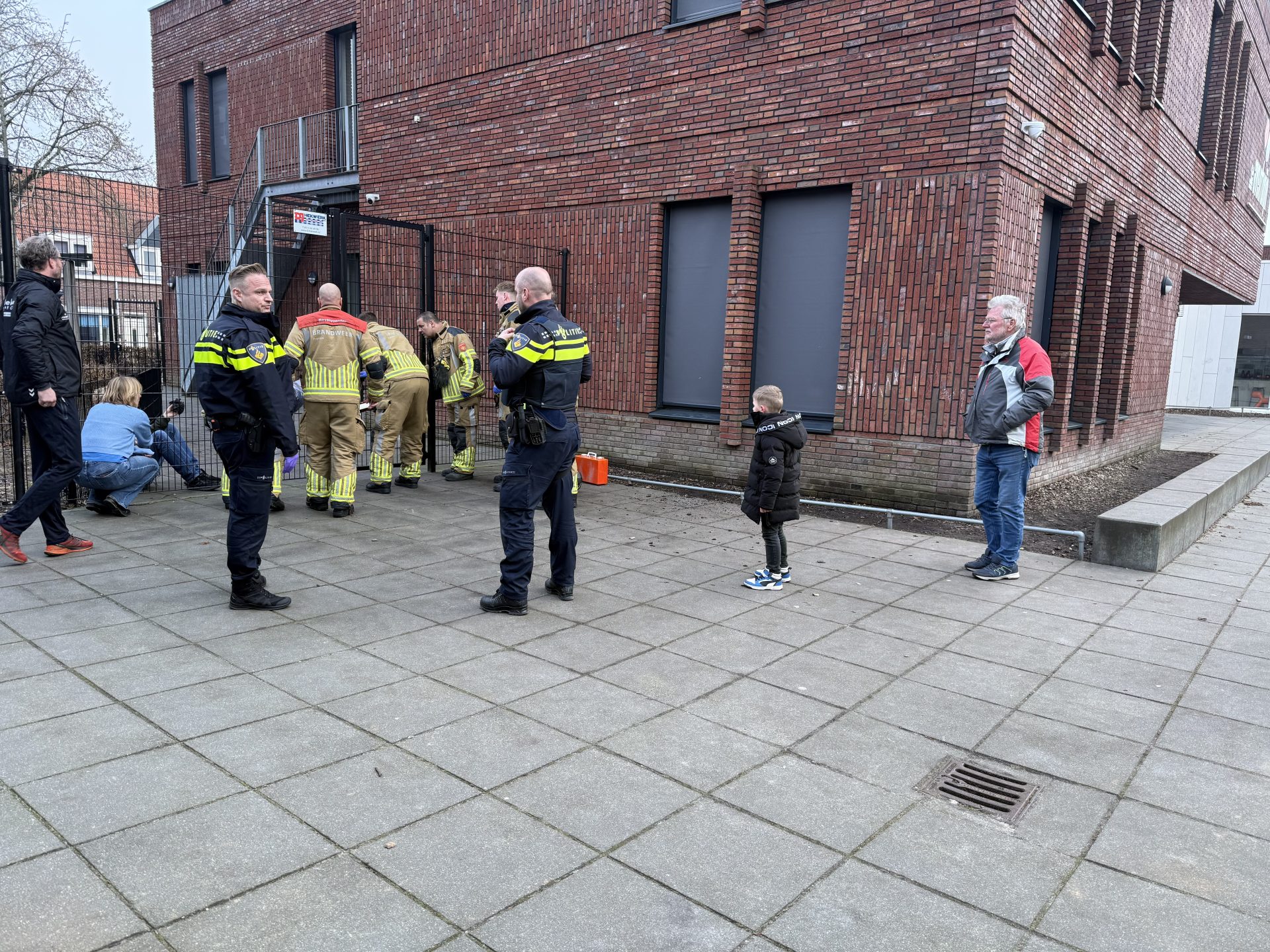 Jongen vast in hekwerk op schoolplein in Leeuwarden