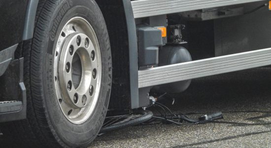 Fietser ernstig gewond bij ongeval met vrachtwagen in Sint Annaparochie