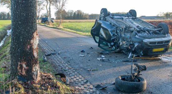 Auto over de kop na botsing tegen boom Zandhuizen