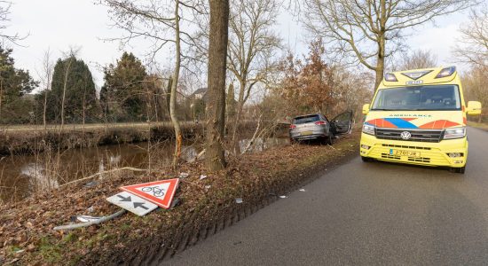 Auto botst tegen boom bij Harkema