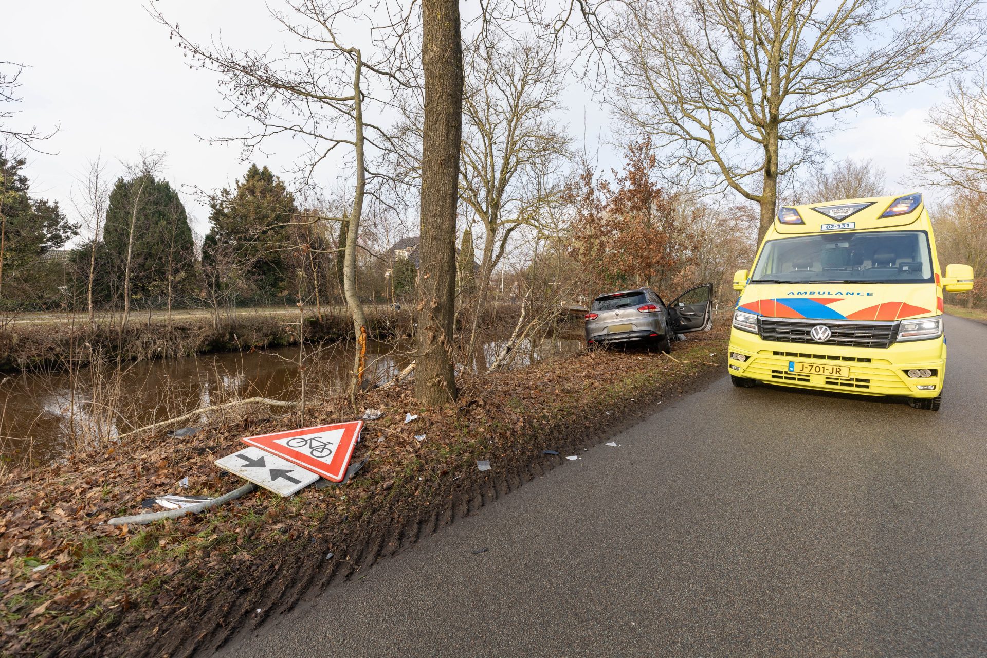 Auto botst tegen boom bij Harkema