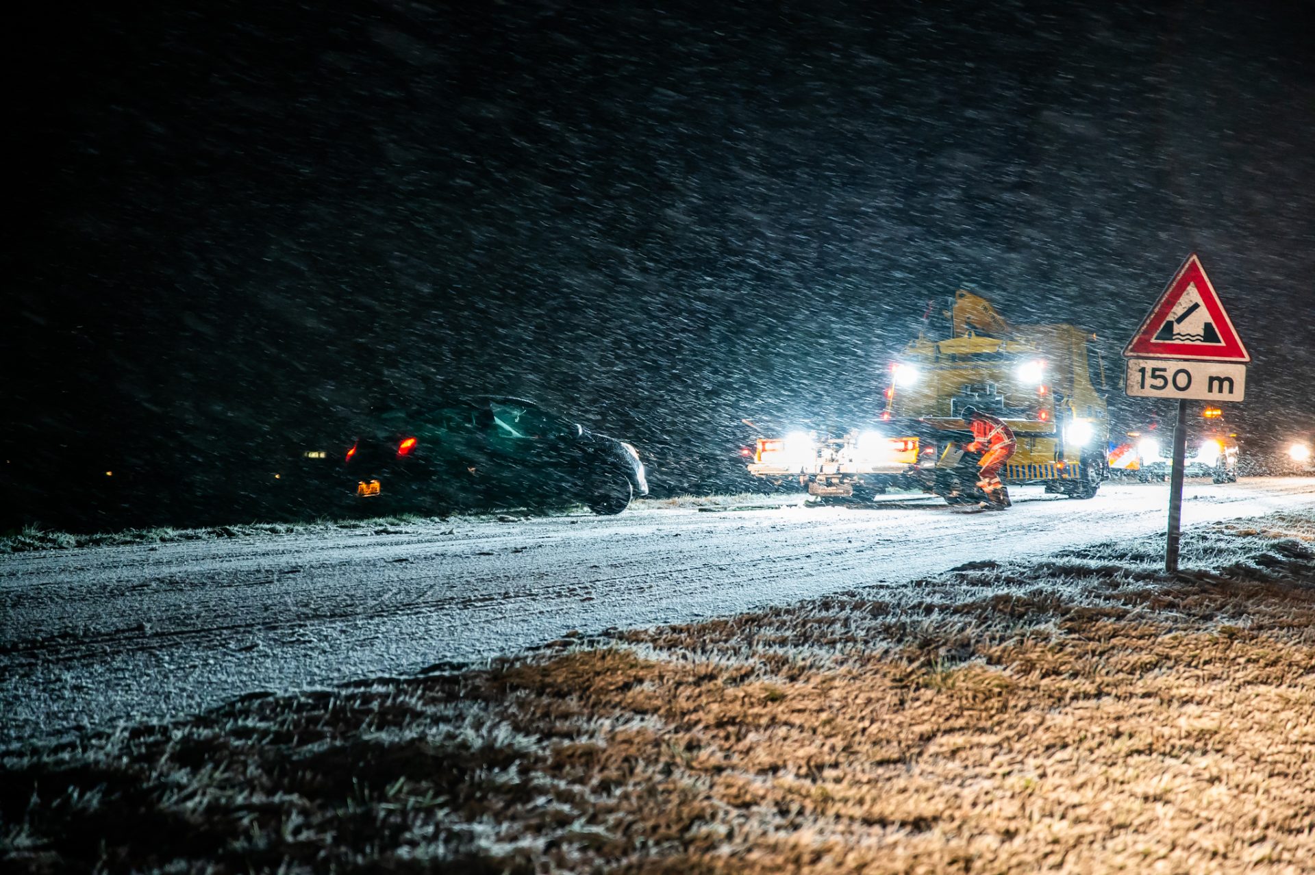 Auto belandt onderaan talud bij Burgum door spekgladde weg