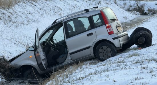 Automobiliste (33) onder invloed komt met auto in de sloot bij Marrum
