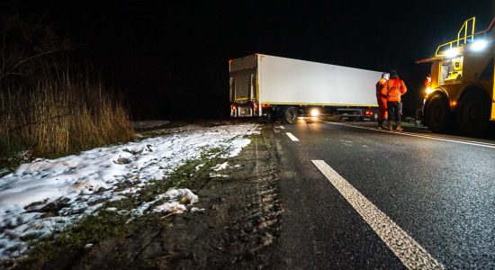 Vrachtwagen met brood geschaard op N358 Buitenpost